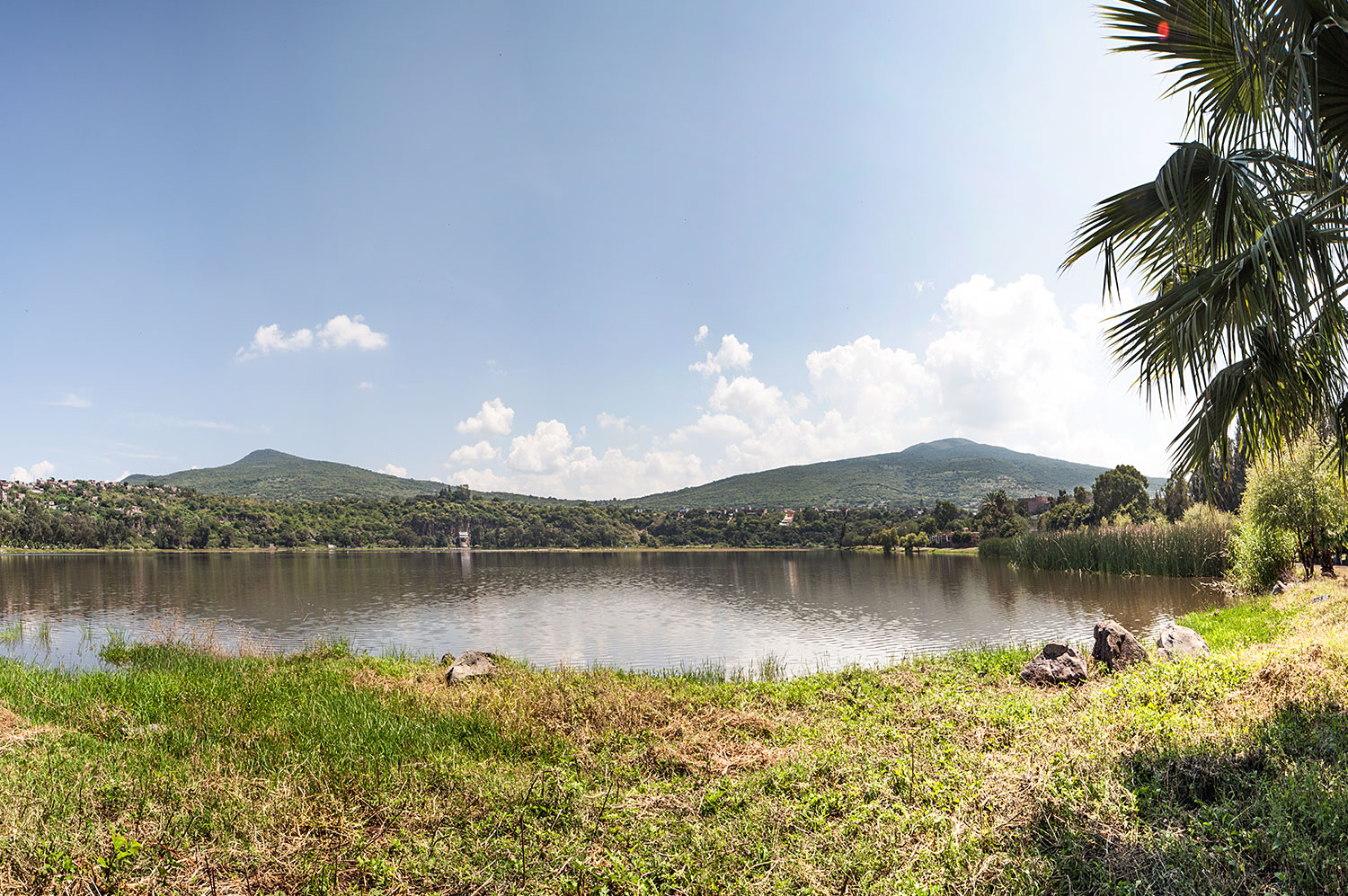Disfruta del paisaje de un lago cráter Yuriria